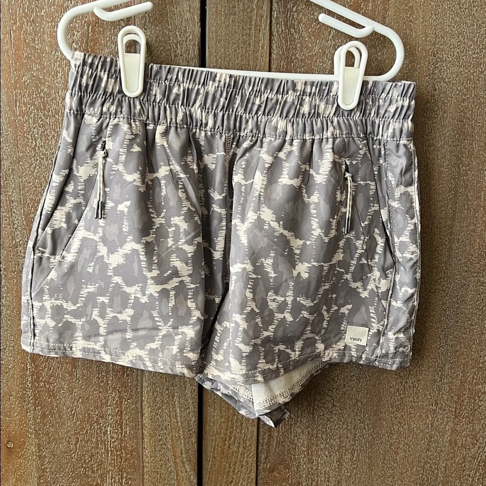 Vuori Women's Gray White Print Athletic Shorts - Picture 2 of 4